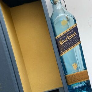 Johnnie Walker Blue Label Scotch Whiskey EMPTY 750ml Glass Bottle Hard Carton